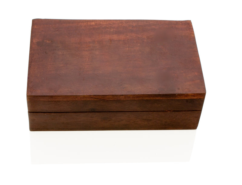 Box aus Holz mit glatter Oberfläche und rotem Samt ausgekleidet - Top Geschenk