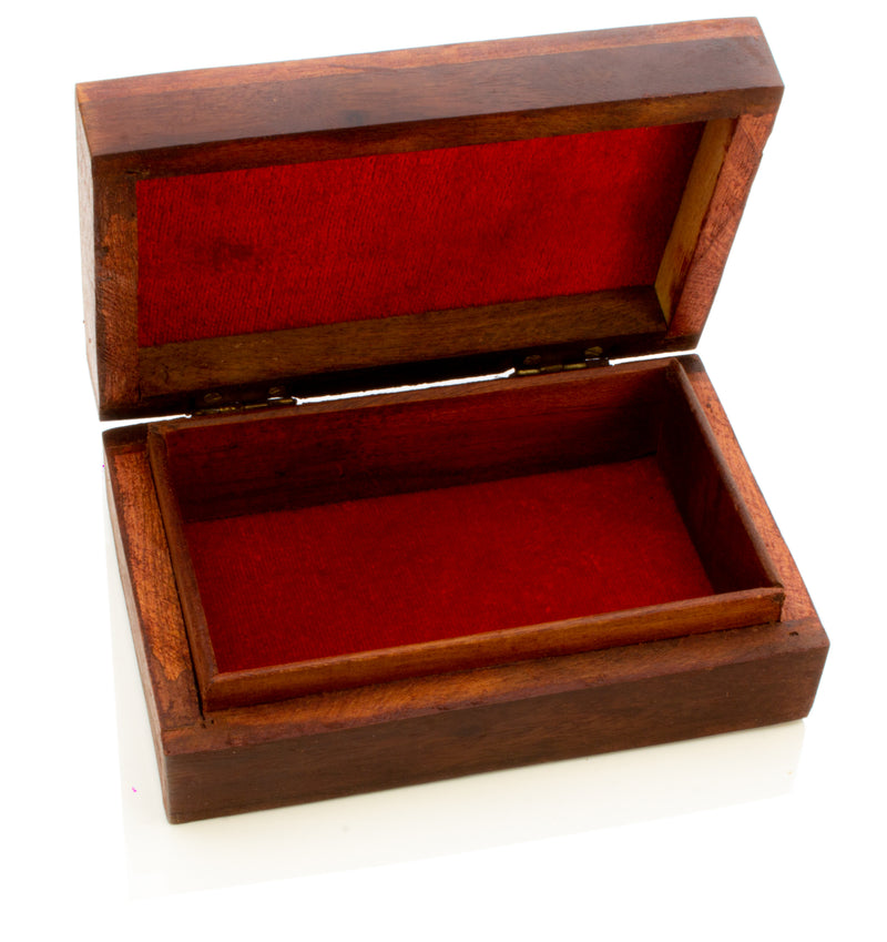 Box aus Holz mit glatter Oberfläche und rotem Samt ausgekleidet - Top Geschenk