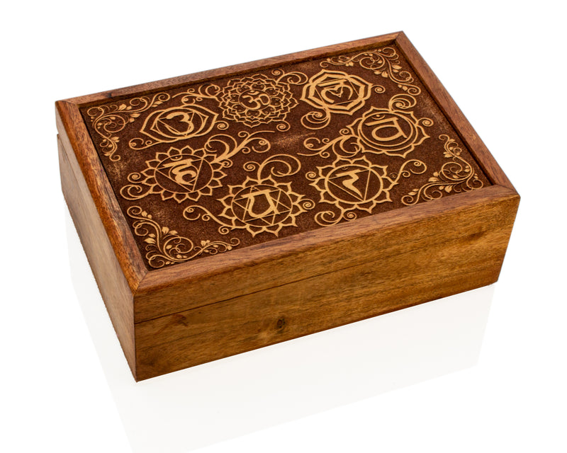 Holzbox mit filigranen Schnitzereien - 7 Chakra Symbole - mit Samt ausgekleidet