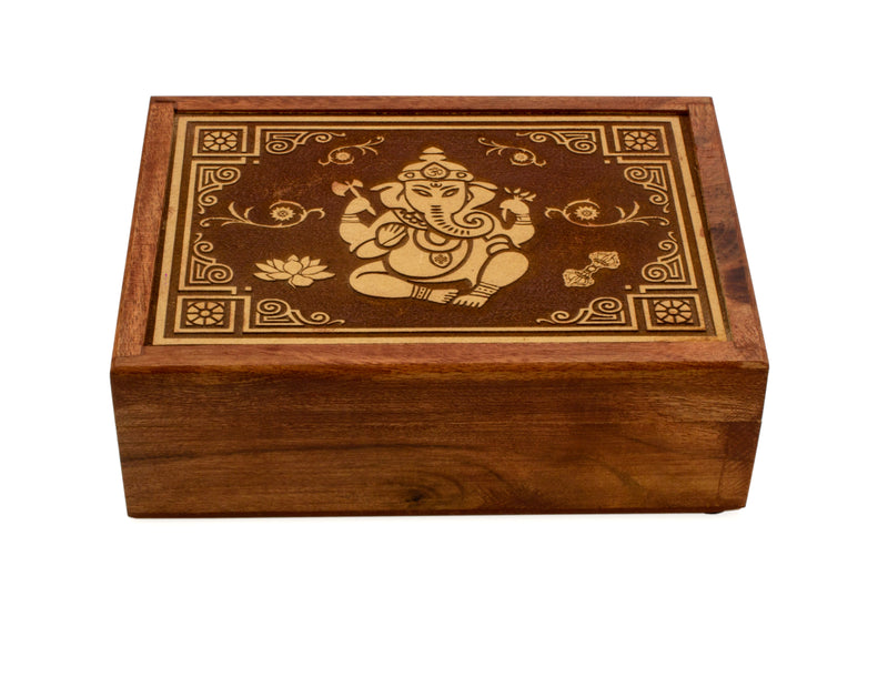 Holzbox mit filigranen Schnitzereien - Ganesha - mit rotem Samt ausgekleidet