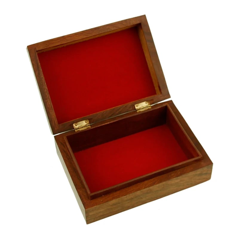 Schatulle Box mit filigranen Schnitzereien - OM - mit rotem Samt ausgekleidet