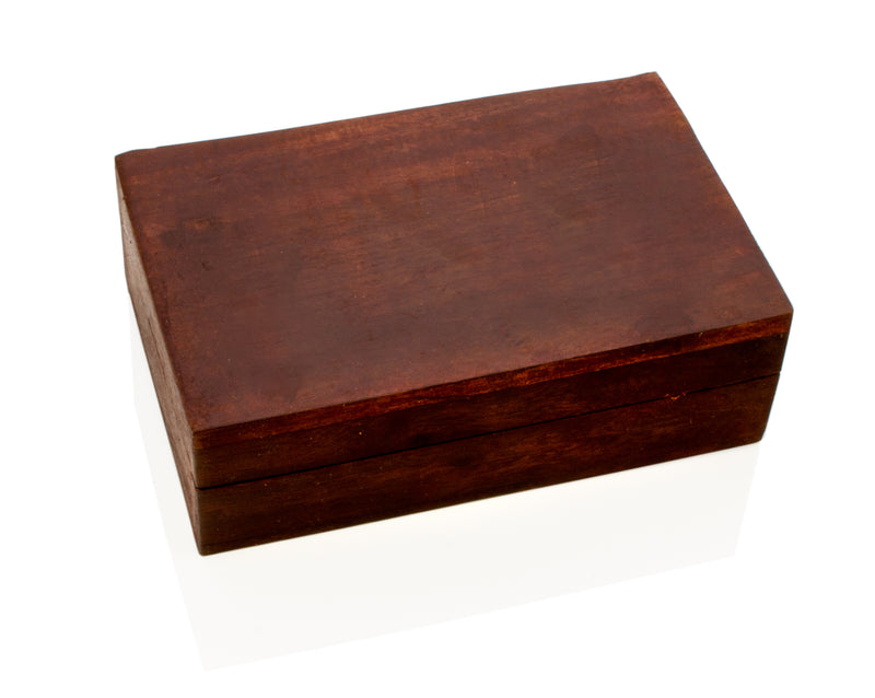 Box aus Holz mit glatter Oberfläche und rotem Samt ausgekleidet - Top Geschenk